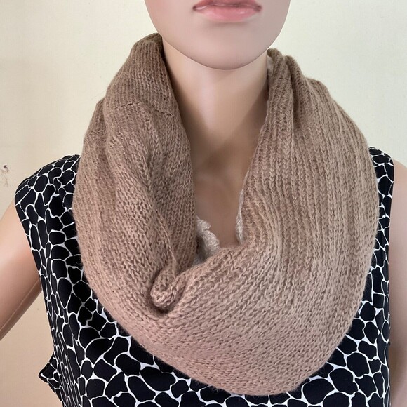 Betsey Johnson Openwork Knit Tube Scarf One Size Acrylic White & Beige w charm - Picture 8 of 9